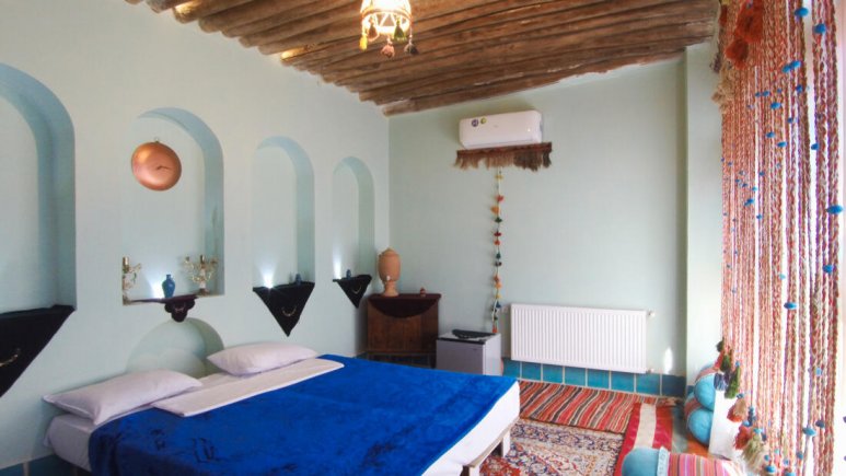 اتاق دو تخته دبل اقامتگاه بومگردی عمارت هفت رنگ شیراز